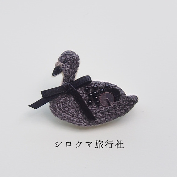【Dark gray Swan】embroidery brooch 刺繡胸針 第1張的照片