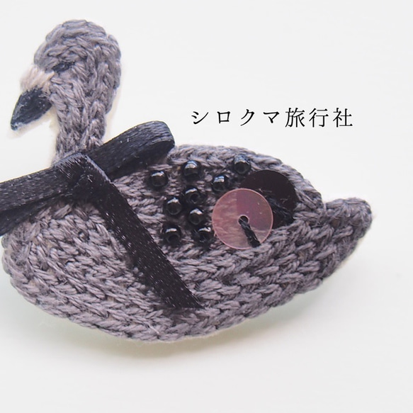 【Dark gray Swan】embroidery brooch 刺繡胸針 第2張的照片