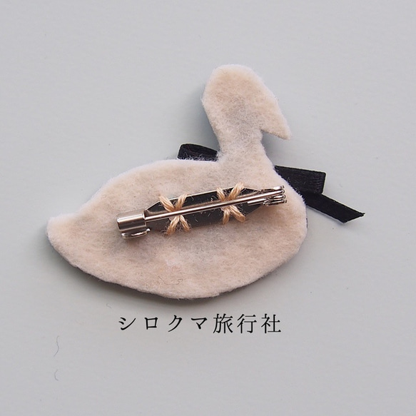 【Dark gray Swan】embroidery brooch 刺繡胸針 第4張的照片
