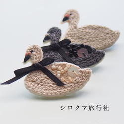 【Dark gray Swan】embroidery brooch 刺繡胸針 第5張的照片