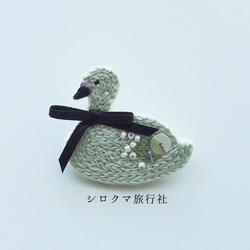 【Ice green Swan】embroidery brooch 刺繡胸針 第1張的照片