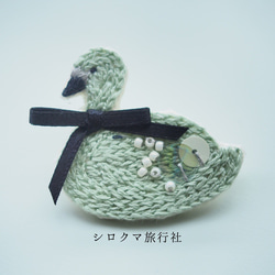 【Ice green Swan】embroidery brooch 刺繡胸針 第2張的照片