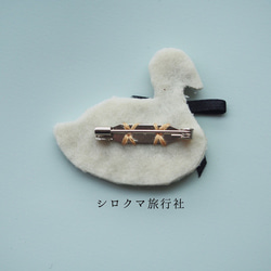 【Ice green Swan】embroidery brooch 刺繡胸針 第4張的照片