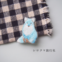 【Ice blue Fox】embroidery brooch 刺繡胸針 第1張的照片