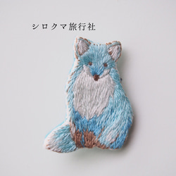 【Ice blue Fox】embroidery brooch 刺繡胸針 第2張的照片