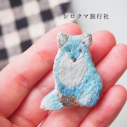 【Ice blue Fox】embroidery brooch 刺繡胸針 第3張的照片
