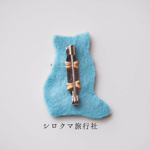 【Ice blue Fox】embroidery brooch 刺繡胸針 第4張的照片
