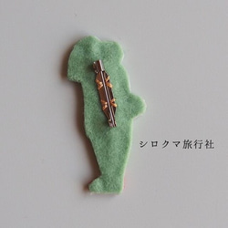 【すぐ発送】雨の日のシロクマ刺繍ブローチ（全身） 5枚目の画像