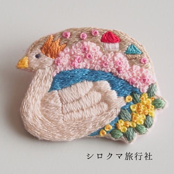 【すぐ発送】白鳥の湖 刺繍ブローチ（桜の湖） 2枚目の画像