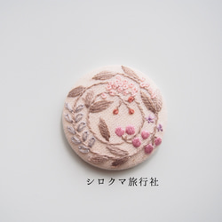【すぐ発送】草花のくるみボタン刺繍ブローチ（pink①） 1枚目の画像
