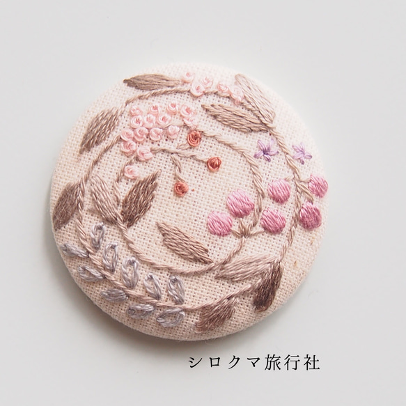 【すぐ発送】草花のくるみボタン刺繍ブローチ（pink①） 2枚目の画像