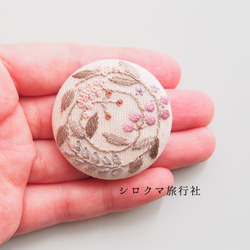 【すぐ発送】草花のくるみボタン刺繍ブローチ（pink①） 3枚目の画像
