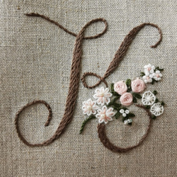 お花とアルファベットの刺繍キット　K 1枚目の画像