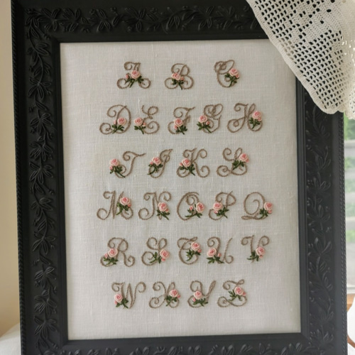 刺繍キット アンティークローズのアルファベットサンプラー