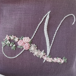 秋色刺繍キット　お花とアルファベットの刺繍N 1枚目の画像