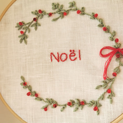 刺繍初めてさんにも　刺繍キット　ビーズと簡単ステッチのクリスマスフレーム(フレーム付き）　 3枚目の画像