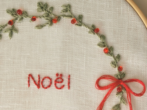 刺繍初めてさんにも　刺繍キット　ビーズと簡単ステッチのクリスマスフレーム(フレーム付き）　 4枚目の画像