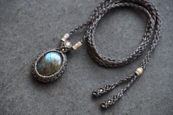 labradorite macramé necklace 3枚目の画像