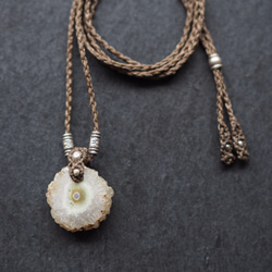 solar quartz macramé necklace (deer horn) 2枚目の画像