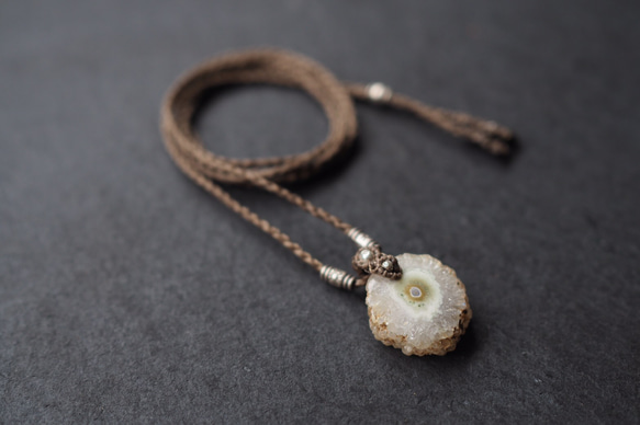 solar quartz macramé necklace (deer horn) 4枚目の画像