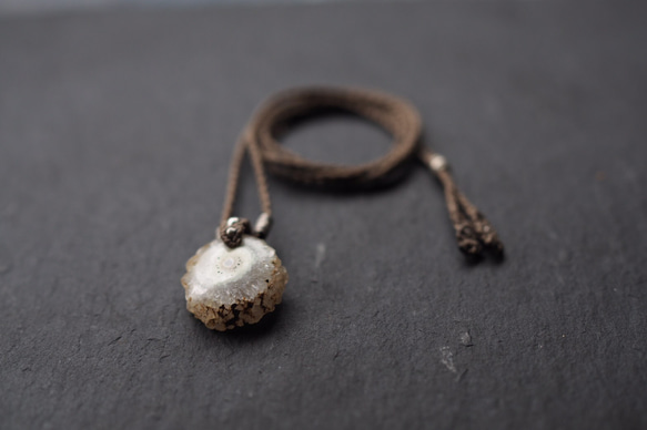 solar quartz macramé necklace (deer horn) 7枚目の画像