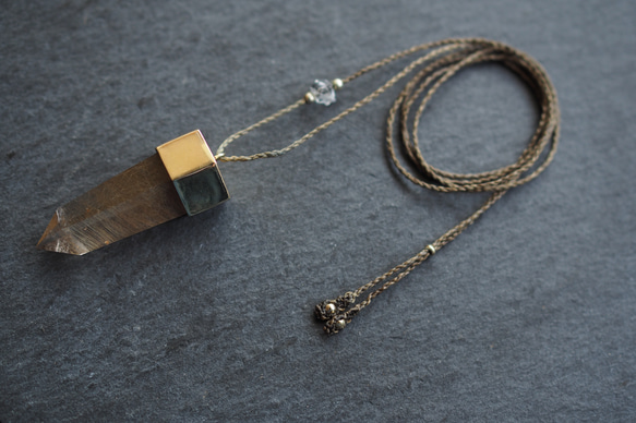 smoky rutile quartz brass necklace 3枚目の画像