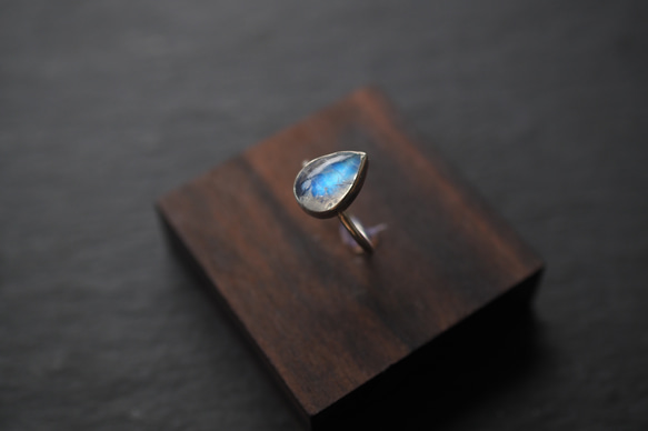 white labradorite silver ring (water drop) 2枚目の画像