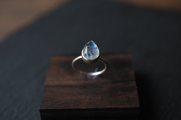 white labradorite silver ring (water drop) 4枚目の画像