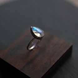 white labradorite silver ring (water drop) 6枚目の画像