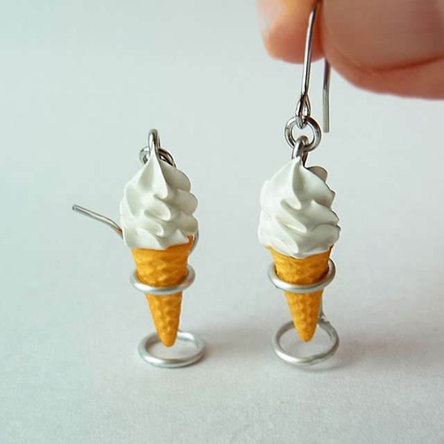 ソフトクリームのピアス ピアス（フック・チェーン） VanillaConfetti