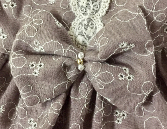 犬服 抗菌ダブルガーゼの刺繍柄レース生地のワンピース（お色2色  薄あずき色又はグレージュ色） 5枚目の画像