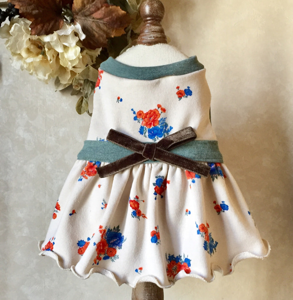ハンドメイド　犬の花柄の服 ハンドメイド犬の花柄の服