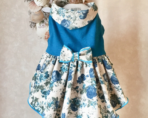 犬服 ブルーローズ柄のバンダナ付きワンピース ペット服・アクセサリー