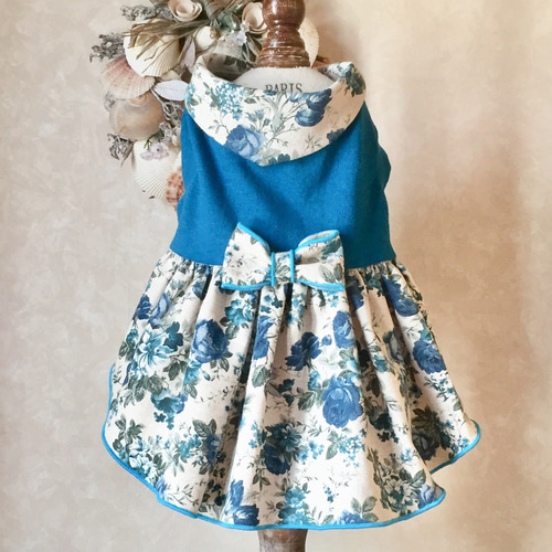犬服 ブルーローズ柄のバンダナ付きワンピース ペット服・アクセサリー