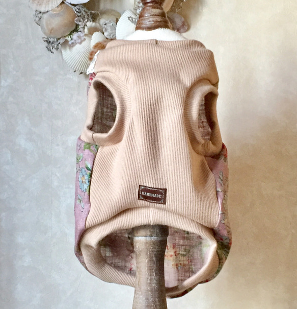 犬服 花柄の高級リネンのタンクトップ（ナチュラルピンク色&前身頃はミルクティー色） 2枚目の画像