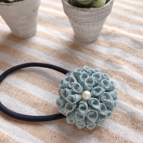 くるみボタンのヘアゴム♡コットン水色ドット柄《つまみ細工