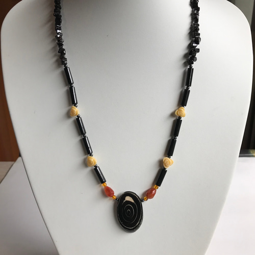 黒珊瑚のオリジナルネックレス（黒珊瑚断面・イエロージェイド花