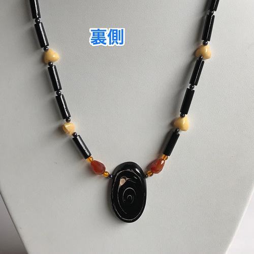 黒珊瑚のオリジナルネックレス（黒珊瑚断面・イエロージェイド花