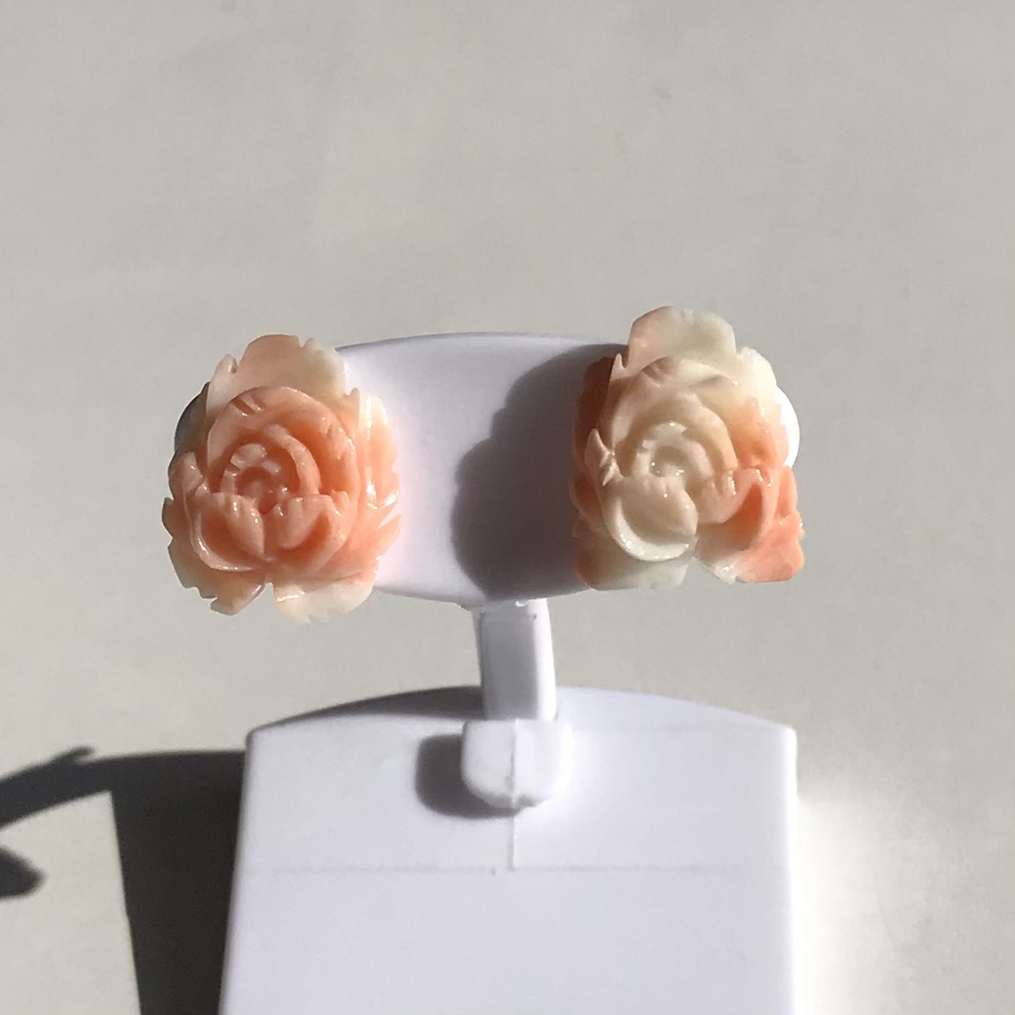 珊瑚彫刻ピアス『牡丹・ぼたん』・K14WGピアス（R21127）