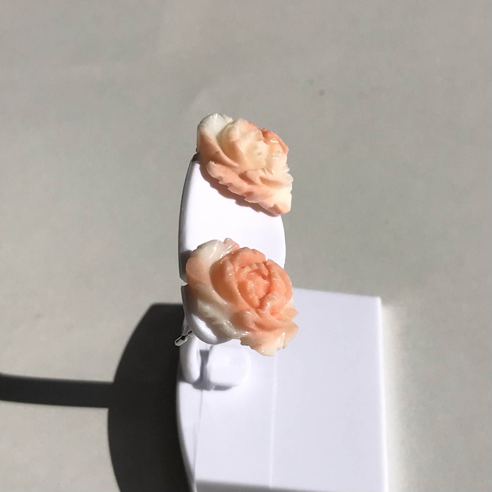 珊瑚彫刻ピアス『牡丹・ぼたん』・K14WGピアス（R21127）