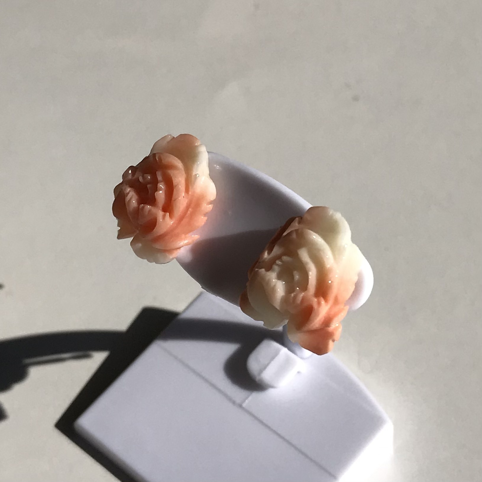 珊瑚彫刻ピアス『牡丹・ぼたん』・K14WGピアス（R21127）