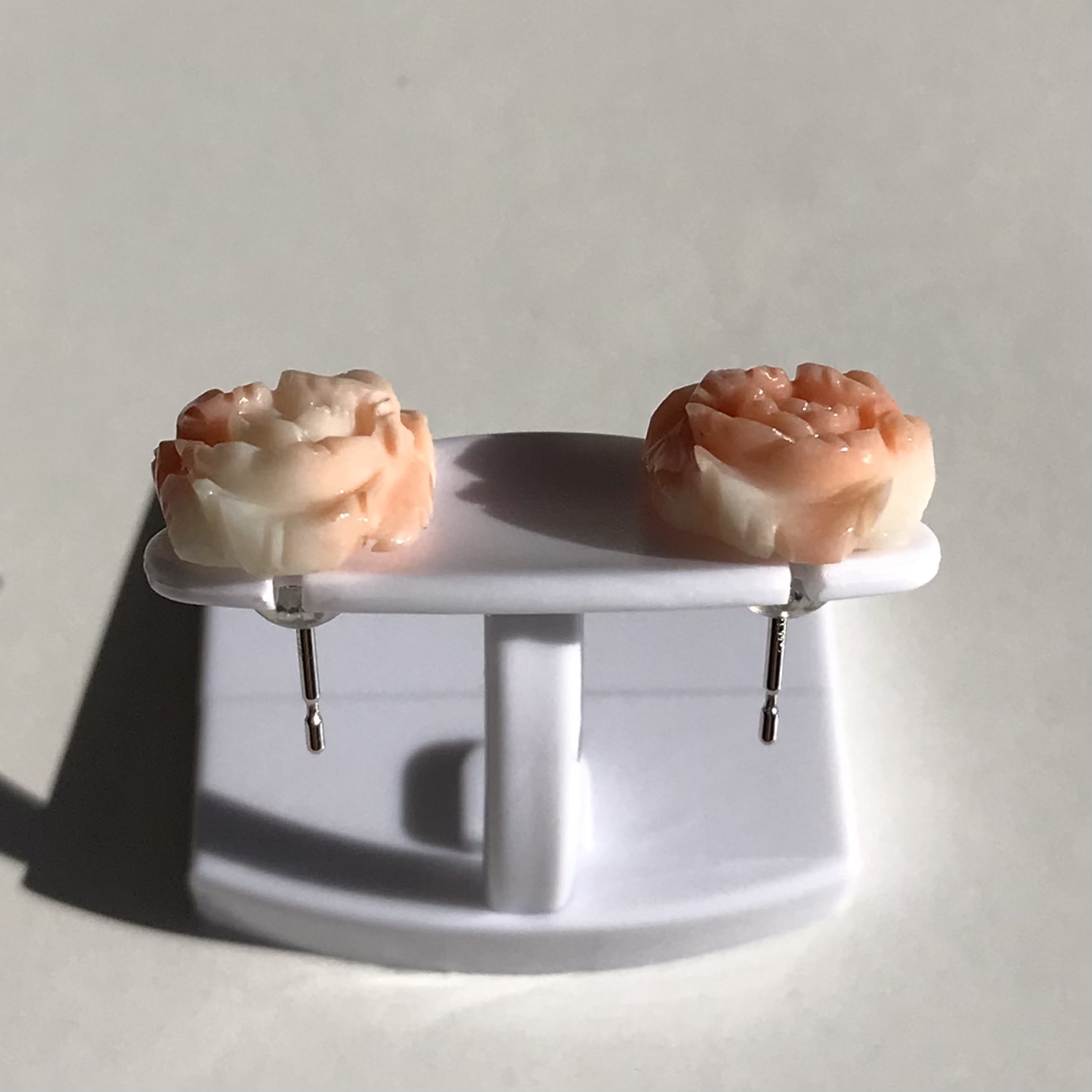 珊瑚彫刻ピアス『牡丹・ぼたん』・K14WGピアス（R21127）