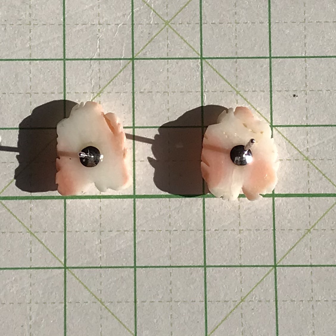 珊瑚彫刻ピアス『牡丹・ぼたん』・K14WGピアス（R21127）