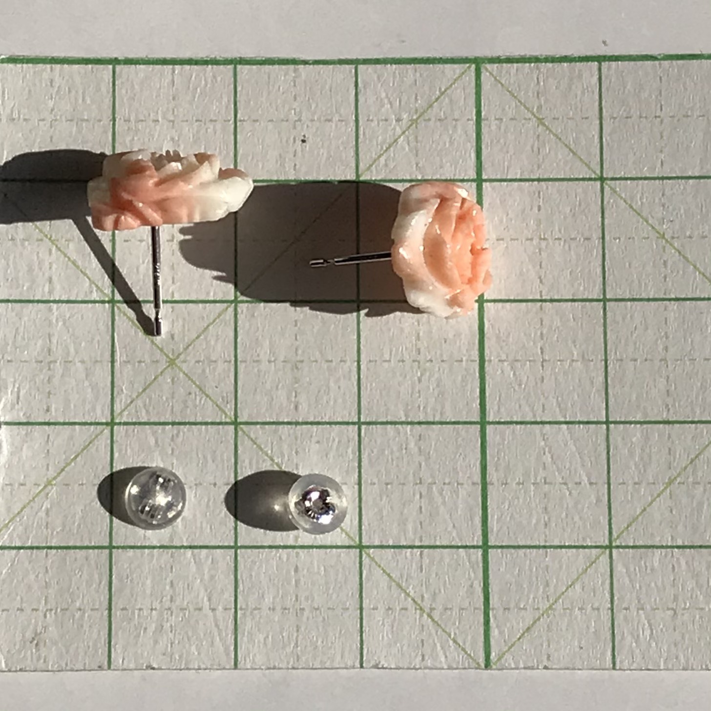 珊瑚彫刻ピアス『牡丹・ぼたん』・K14WGピアス（R21127）