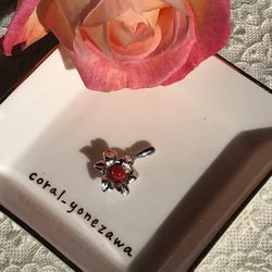 赤珊瑚玉付きシルバー花デザインペンダントトップR30109 2枚目の画像