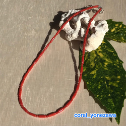 SALE☆赤珊瑚シンプルラインのネックレス（筒形に小玉）R30203 1枚目の画像