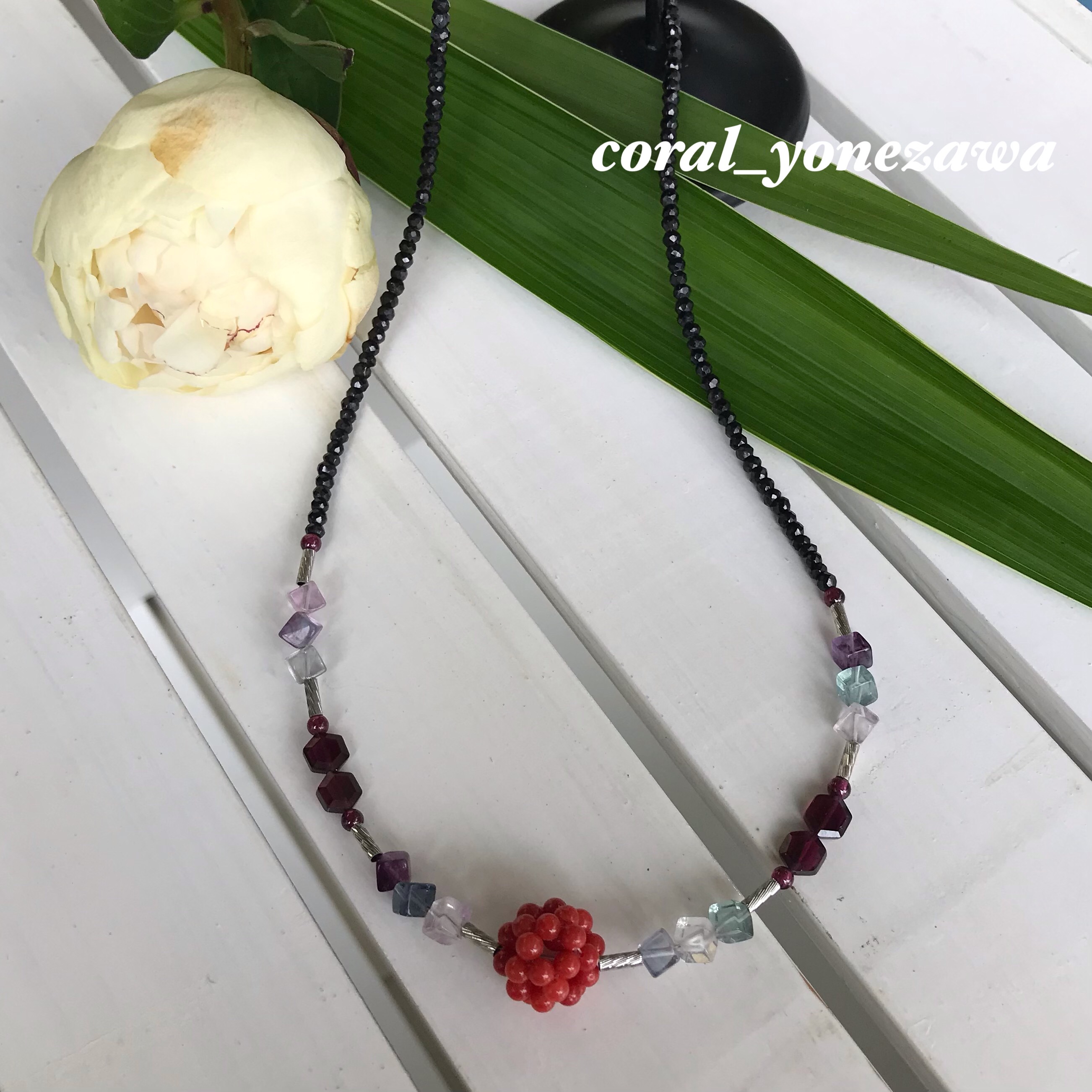 赤珊瑚コーラルボールをセンターにオリジナルネックレス＊フローライト・ガーネット・シルバーパーツ・ブラックスピネル