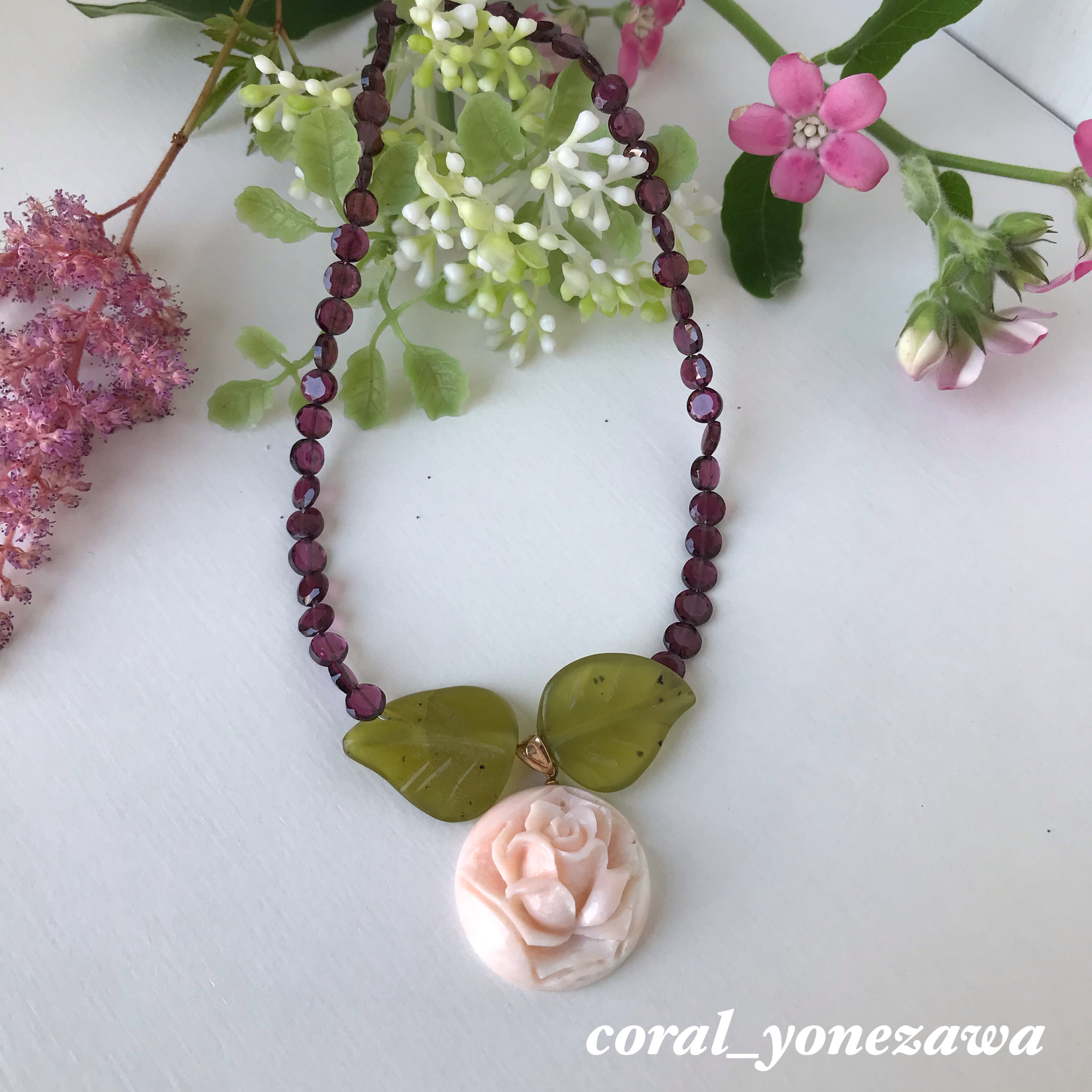 貴女だけのオリジナルネックレス＊珊瑚の薔薇・サーペンティンの葉・ガーネット・K18