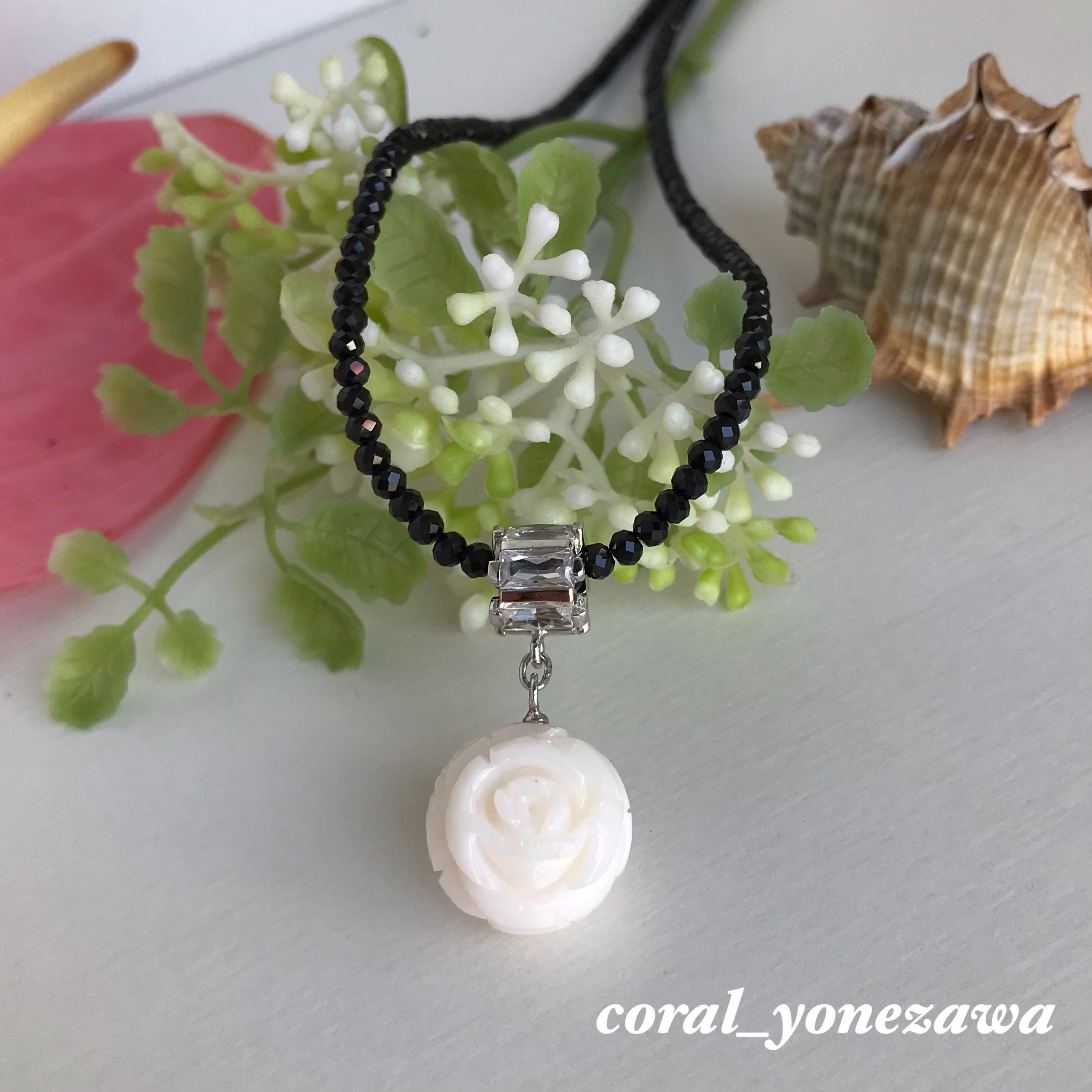 珊瑚両面彫り（桜・薔薇）・シルバーのトップぷらすブラックスピネルネックレス・トップ外せます！