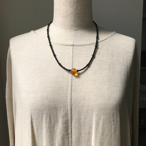 センターの琥珀をポイントに、黒珊瑚ネックレス・留め金シルバー